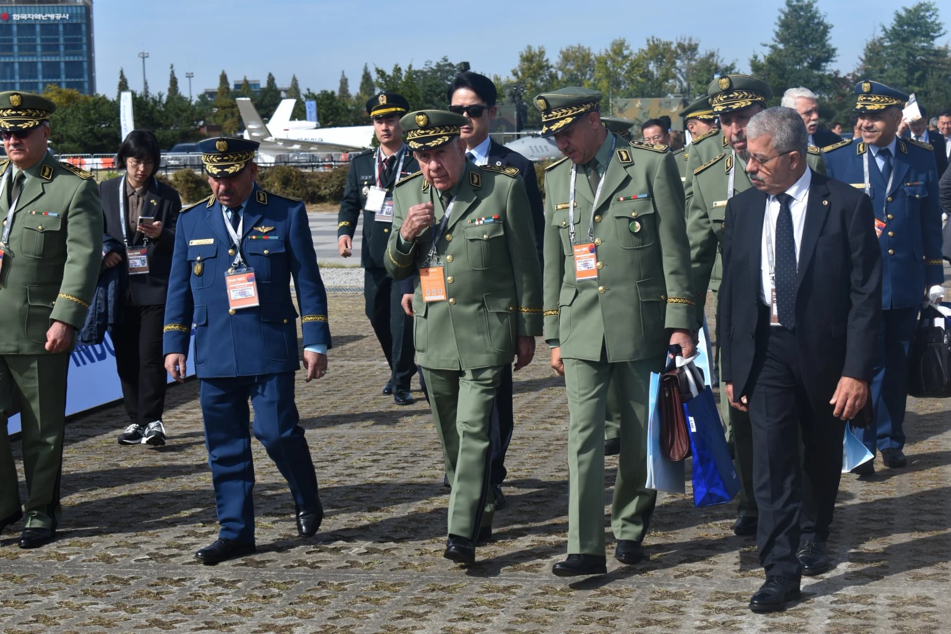 Chanegriha visita varios pabellones de la ADEX-2025 en la República de Corea