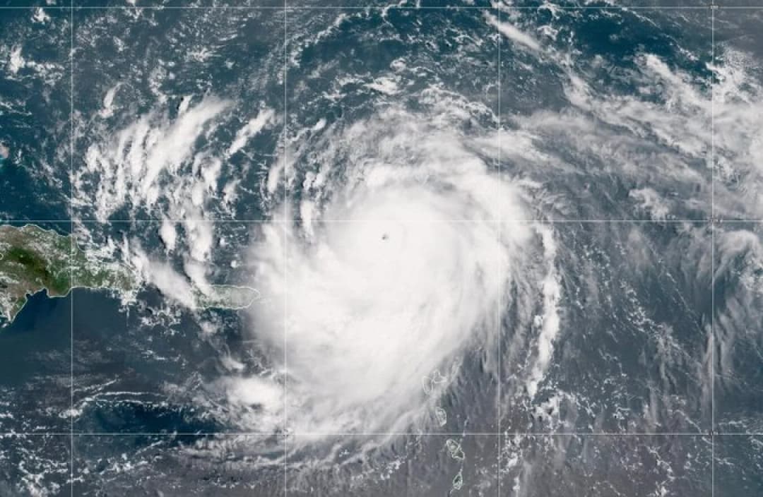 Huracán Erin alcanza la categoría máxima cerca del Caribe