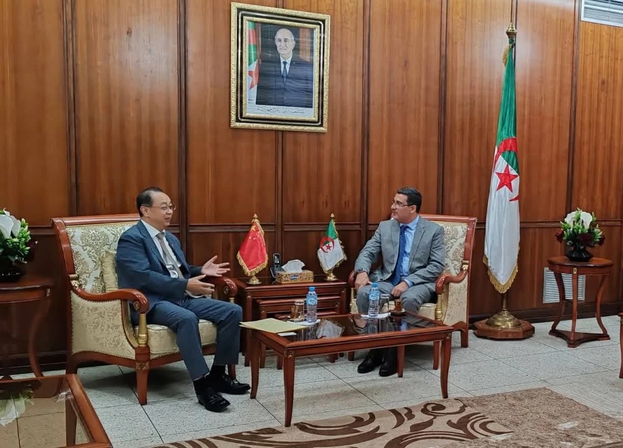 El ministro de Sanidad, Mohamed Esseddik Ait Messaoudène, recibió en la sede del ministerio al embajador de la República Popular China en Argelia, Dong Guangli