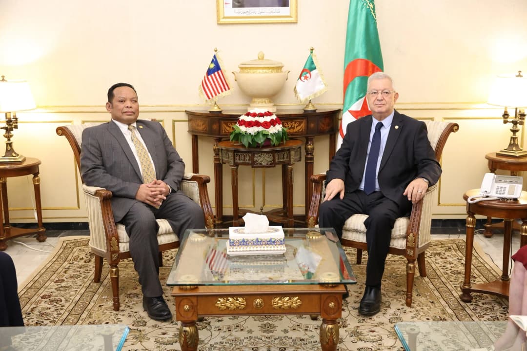 El presidente del Consejo de la Nación, Azouz Nasri, recibió este lunes al embajador de Malasia en Argelia, Rozani Irwan Mohamed Mazlan, quien le realizó una visita de cortesía