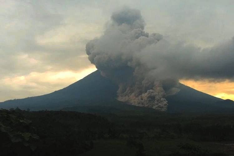 Erupción del volcán Monte Semeru en la provincia de Java en Indonesia