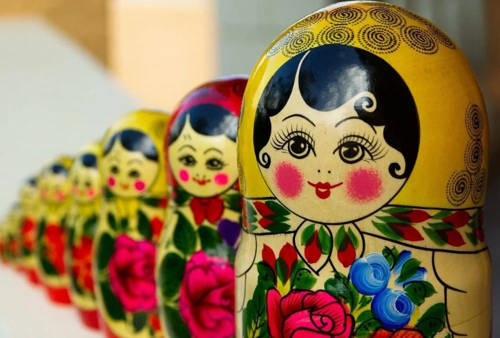 Las matrioskas, también conocidas como muñecas rusas, son un emblema icónico de la cultura rusa; estas muñecas huecas de madera, pintadas a mano, se apilan una dentro de otra.
