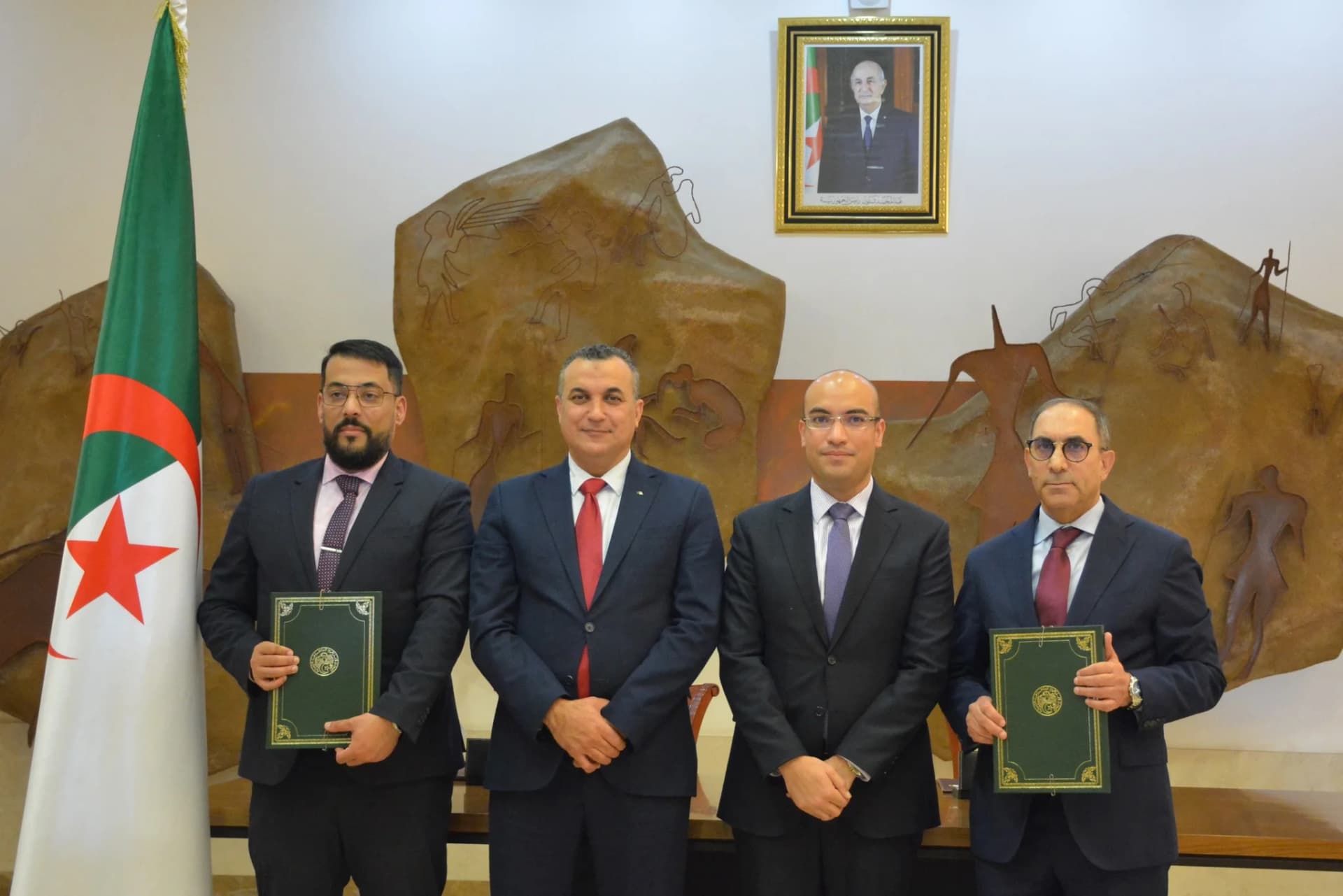 Un convenio marco fue firmado, el miércoles en Argel, entre el ministerio de Asuntos Exteriores, Comunidad Nacional en el Extranjero y Asuntos Africanos, y Algérie Poste, relativo al lanzamiento de un nuevo servicio innovador destinado a facilitar la transferencia y el envío de documentos a certificar a nivel del ministerio.