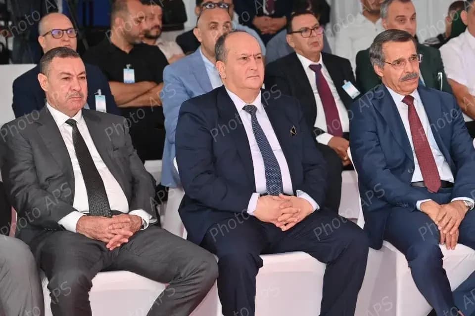 Primer ministro inaugura en Argel una fábrica de pastillas de freno y sus componentes