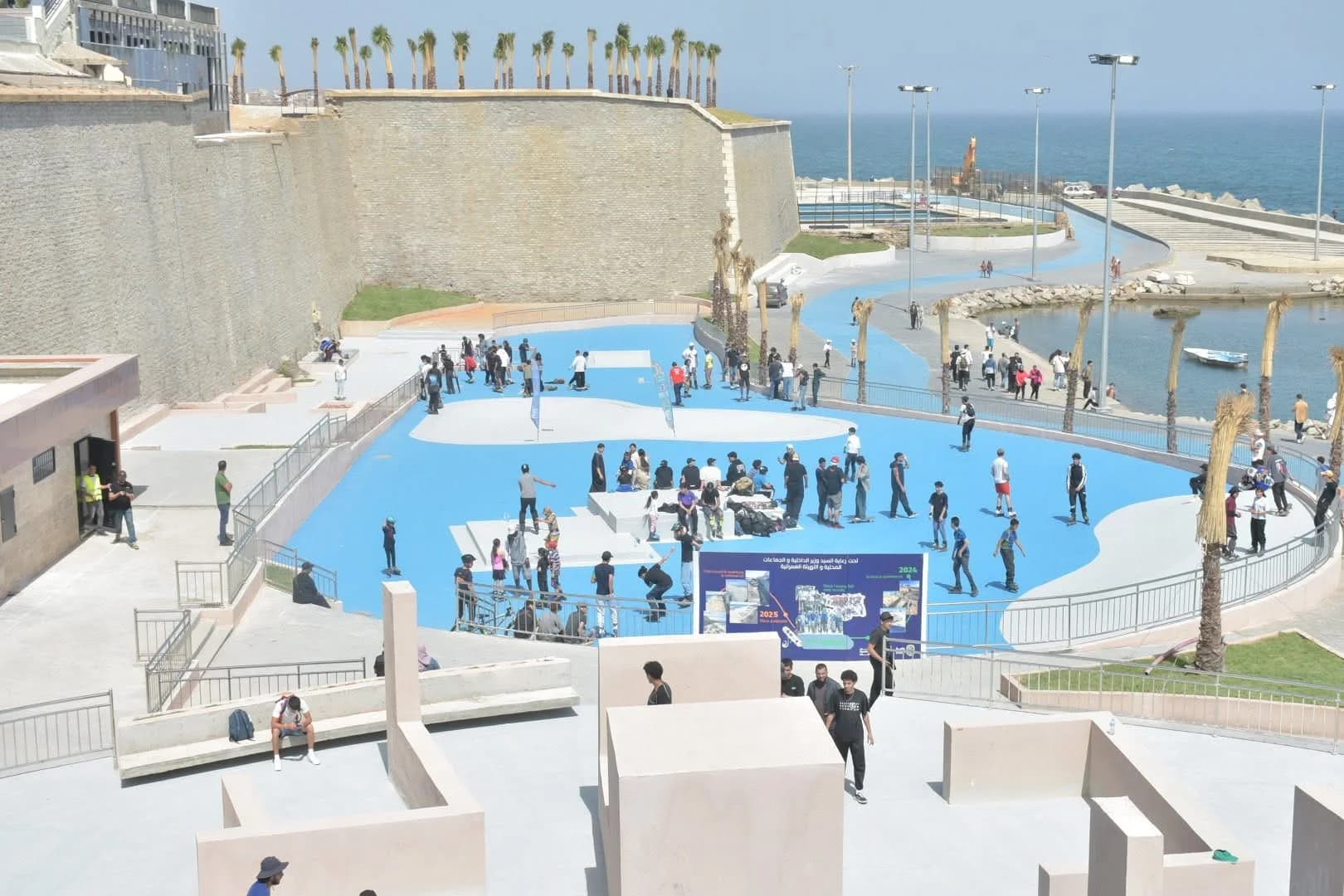 El paseo marítimo de Argel registra, en esta temporada estival, una afluencia creciente de visitantes, especialmente tras el reciente acondicionamiento de nuevos espacios de ocio que lo han convertido en un remanso de tranquilidad para los habitantes de la capital y los veraneantes procedentes tanto del interior como del exterior del país.