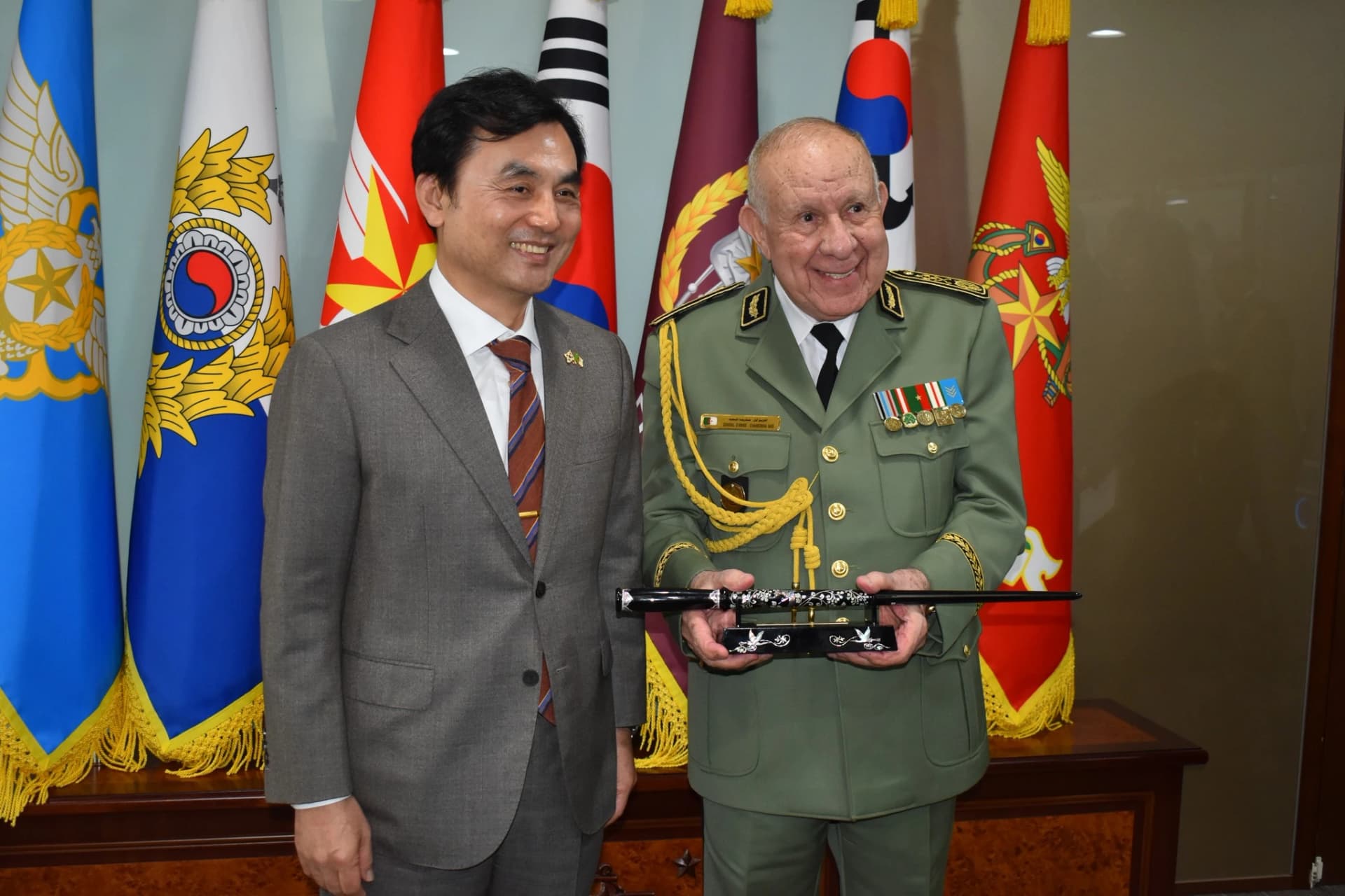 Chanegriha recibido por el ministro de Defensa de la República de Corea