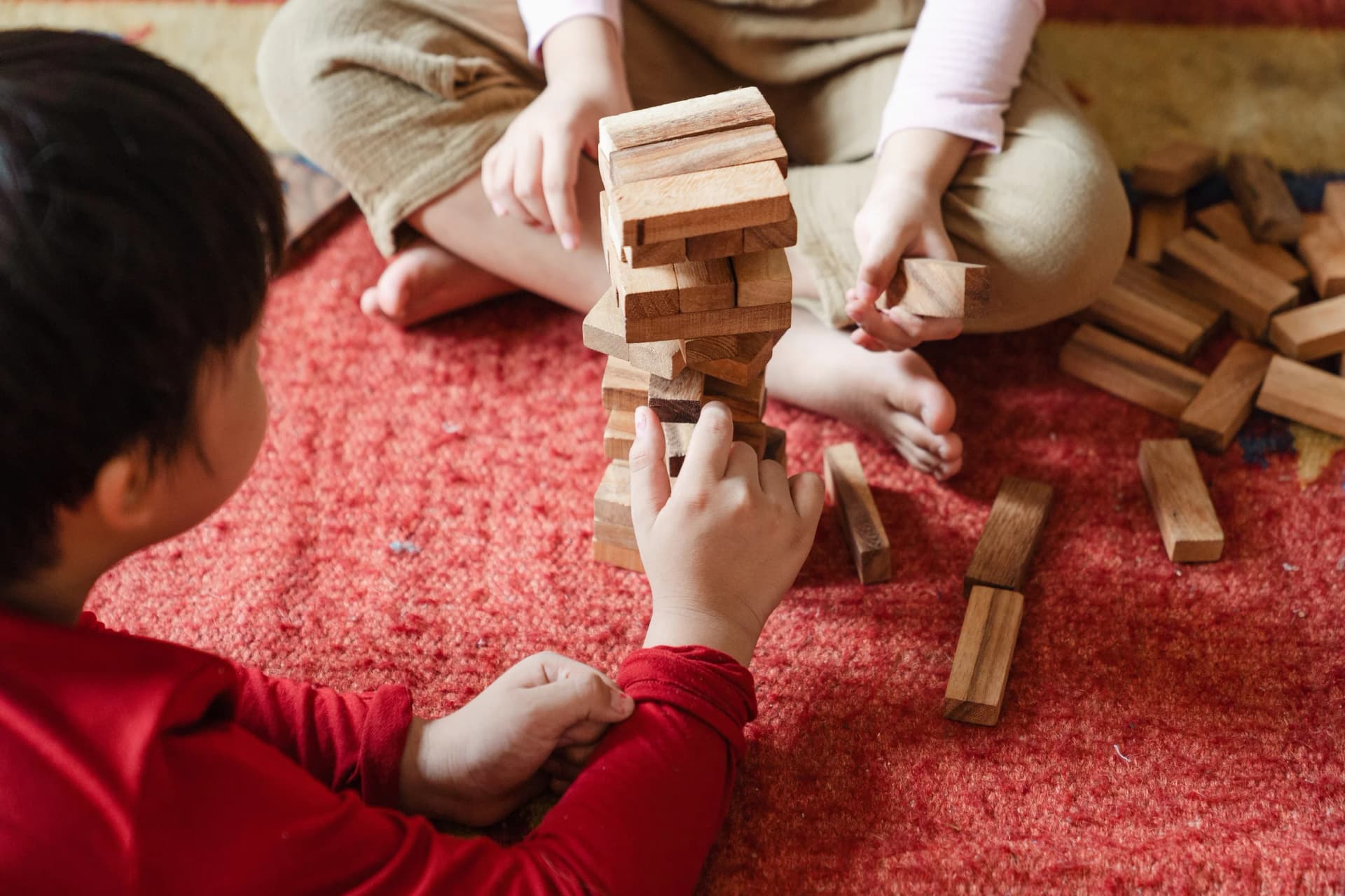 Niños jugando a Jenga