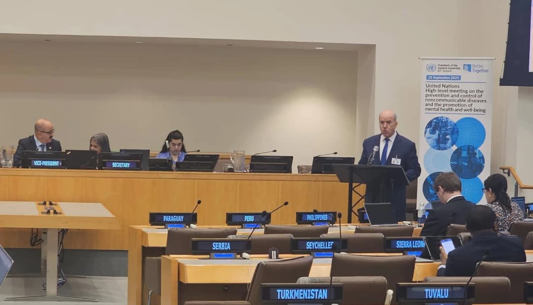 El ministro de Trabajo, Empleo y Seguridad Social, Abdelhak Saihi en la reunión de alto nivel sobre la prevención y el fortalecimiento de la salud y la seguridad psicológica, celebrada al margen de la 80ª sesión de la Asamblea General de la ONU.