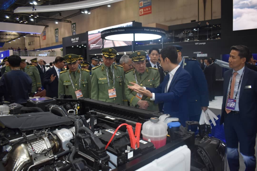 Chanegriha visita varios pabellones de la ADEX-2025 en la República de Corea