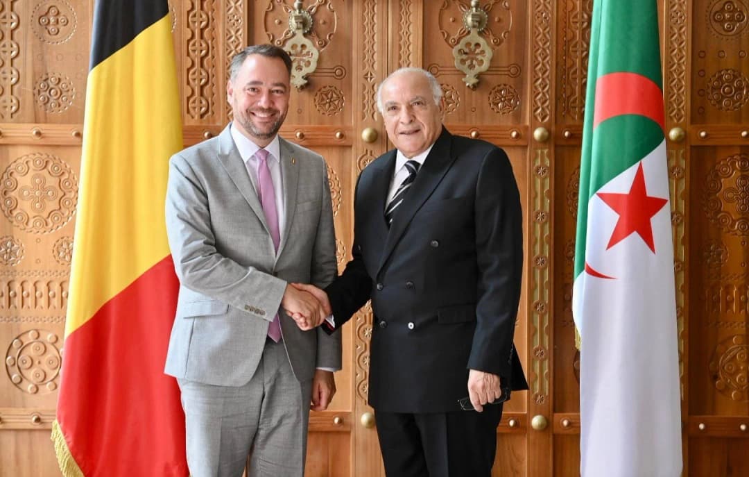 El ministro de Estado, ministro de Asuntos Exteriores, Comunidad Nacional en el Extranjero y Asuntos Africanos, Ahmed Attaf, recibe al viceprimer ministro, ministro de Asuntos Exteriores, Asuntos Europeos y Cooperación al Desarrollo del Reino de Bélgica, Maxime Prévot.