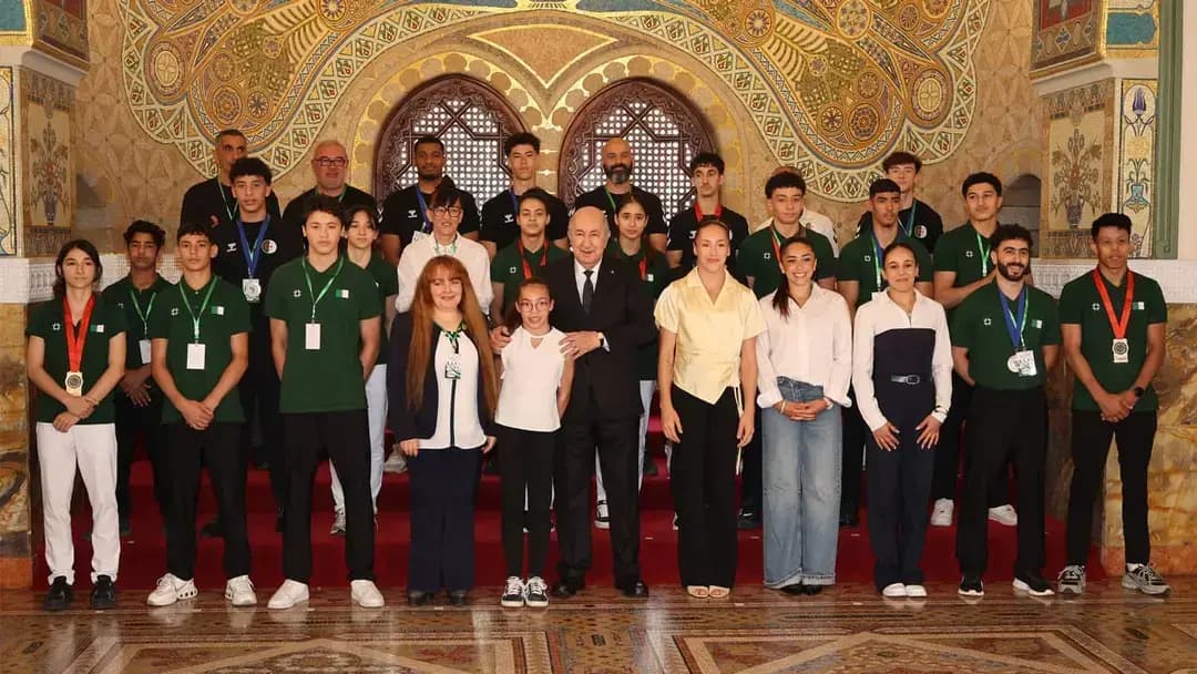 El presidente de la República, Abdelmadjid Tebboune, presidió este miércoles en Argel una ceremonia en homenaje a la élite deportiva nacional, galardonada en diversas competiciones internacionales y campeonatos mundiales.