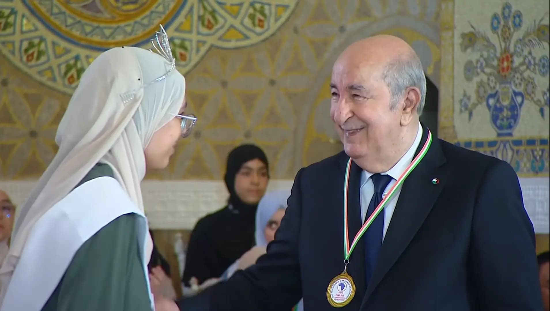 La "Reina Africana de las Matemáticas" distingue al presidente de la República