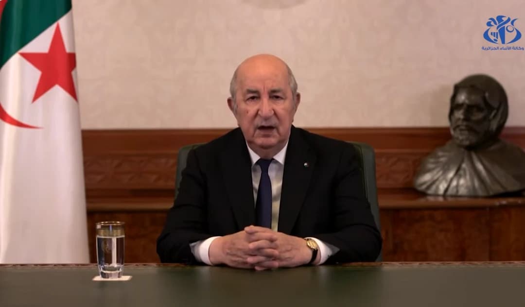 El presidente de la República, Abdelmadjid Tebboune, dirigió el martes por la noche sus deseos al pueblo argelino con motivo del Eid Al-Adha, afirmando que el Estado ha velado por tomar todas las medidas necesarias para acompañar a los ciudadanos y permitirles cumplir el rito del sacrificio en las mejores condiciones, con el fin de perpetuar los valores de solidaridad y difundir la alegría de esta festividad en todos los hogares argelinos.