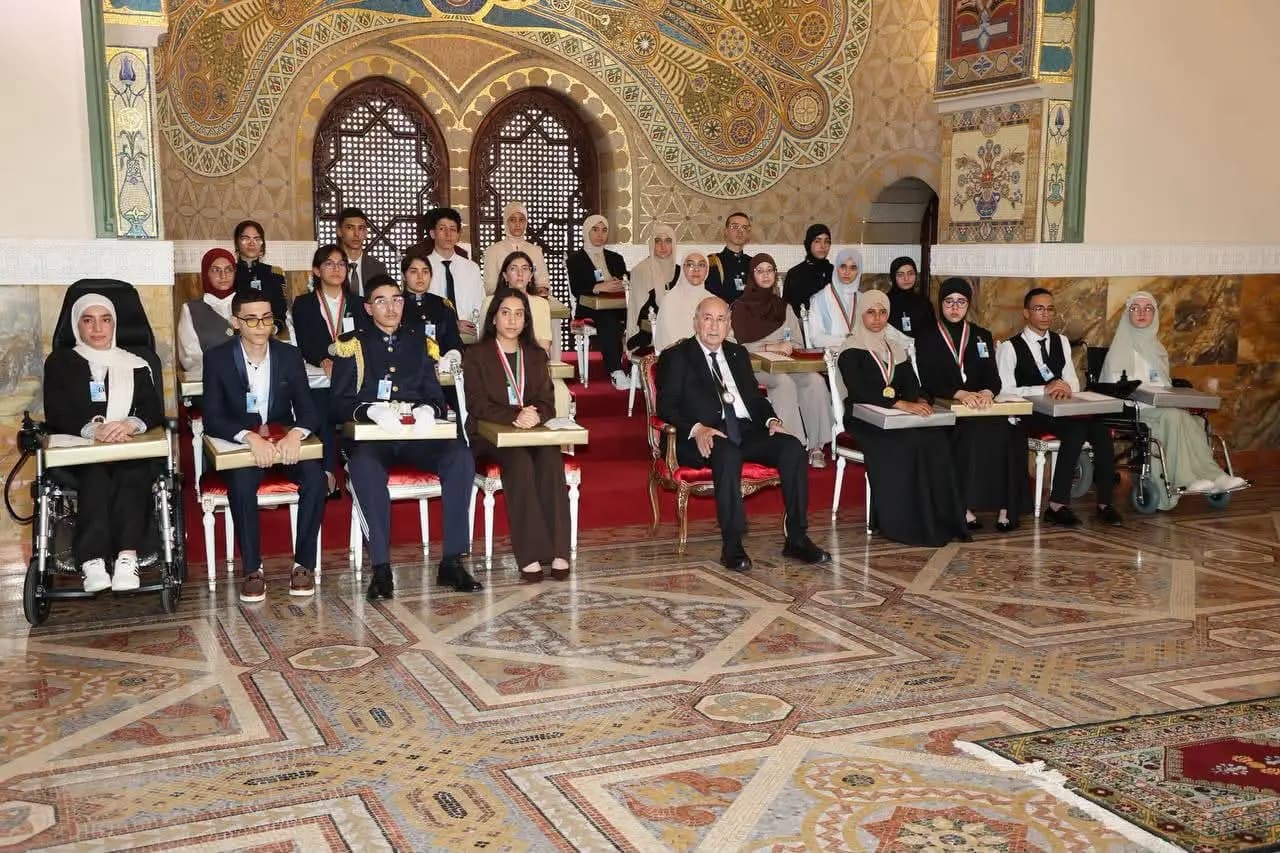 ARGEL- El presidente de la República, Abdelmadjid Tebboune, presidió este miércoles en el Palacio del Pueblo, en Argel, la ceremonia de homenaje a los primeros clasificados del Brevet de Enseñanza Media (BEM) y del Bachillerato (BAC), correspondiente a la convocatoria de 2026.
La ceremonia contó con la presencia de altos responsables del Estado.