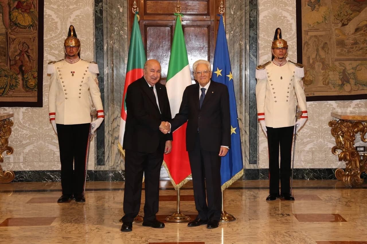Le président de la République Abdelmadjid Tebboune serrant la main du Président italien Sergio Mattarella dans le cadre des travaux de la 5e session du Sommet intergouvernemental de haut niveau algéro-italien.