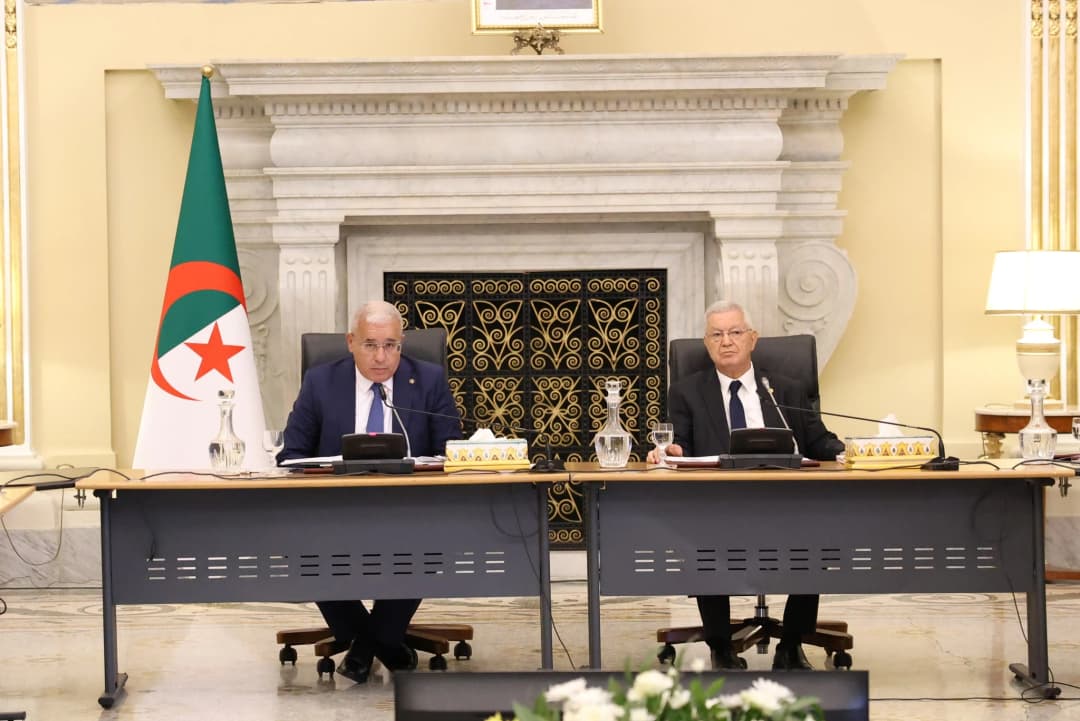 Le président du Conseil de la nation Azouz Nasri et le président de l'Assemblée populaire nationale (APN) Brahim Boughali coprésident au siège du Conseil de la nation, une réunion regroupant les bureaux des deux chambres du Parlement, pour définir l'ordre du jour de la session parlementaire ordinaire 2025/2026.