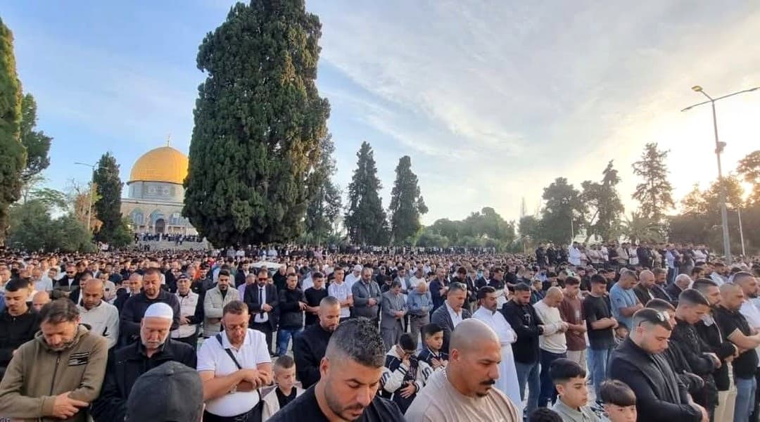 La mosquée Al-Aqsa: plus de 140.000 fidèles accomplissent la prière d'El Aïd al- Adha malgré les restrictions sionistes
