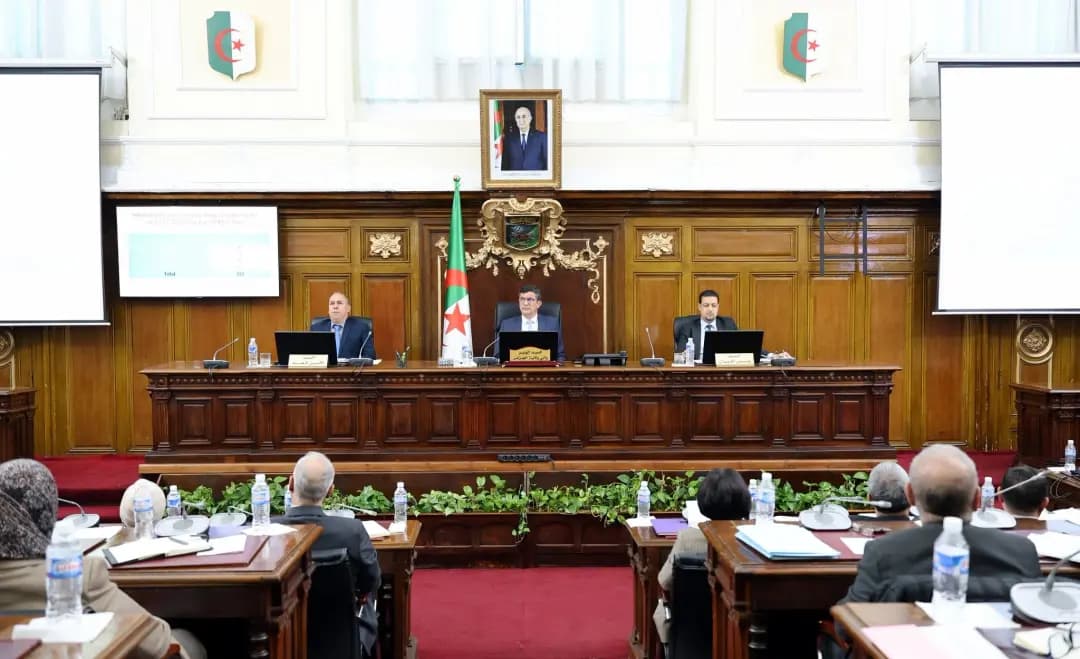 Rabehi préside une réunion du Conseil exécutif de la wilaya d'Alger