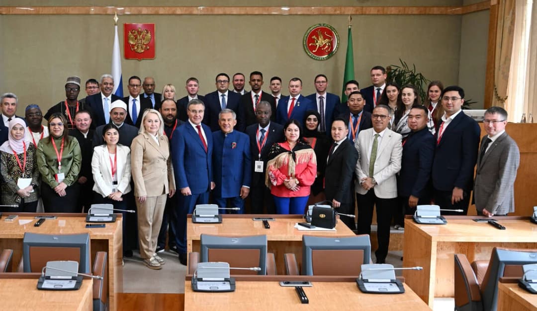 Le ministre de la Jeunesse Mustapha Hidaoui reçu par le président de la République du Tatarstan a l'occasion du Sommet mondial de la jeunesse à Kazan.