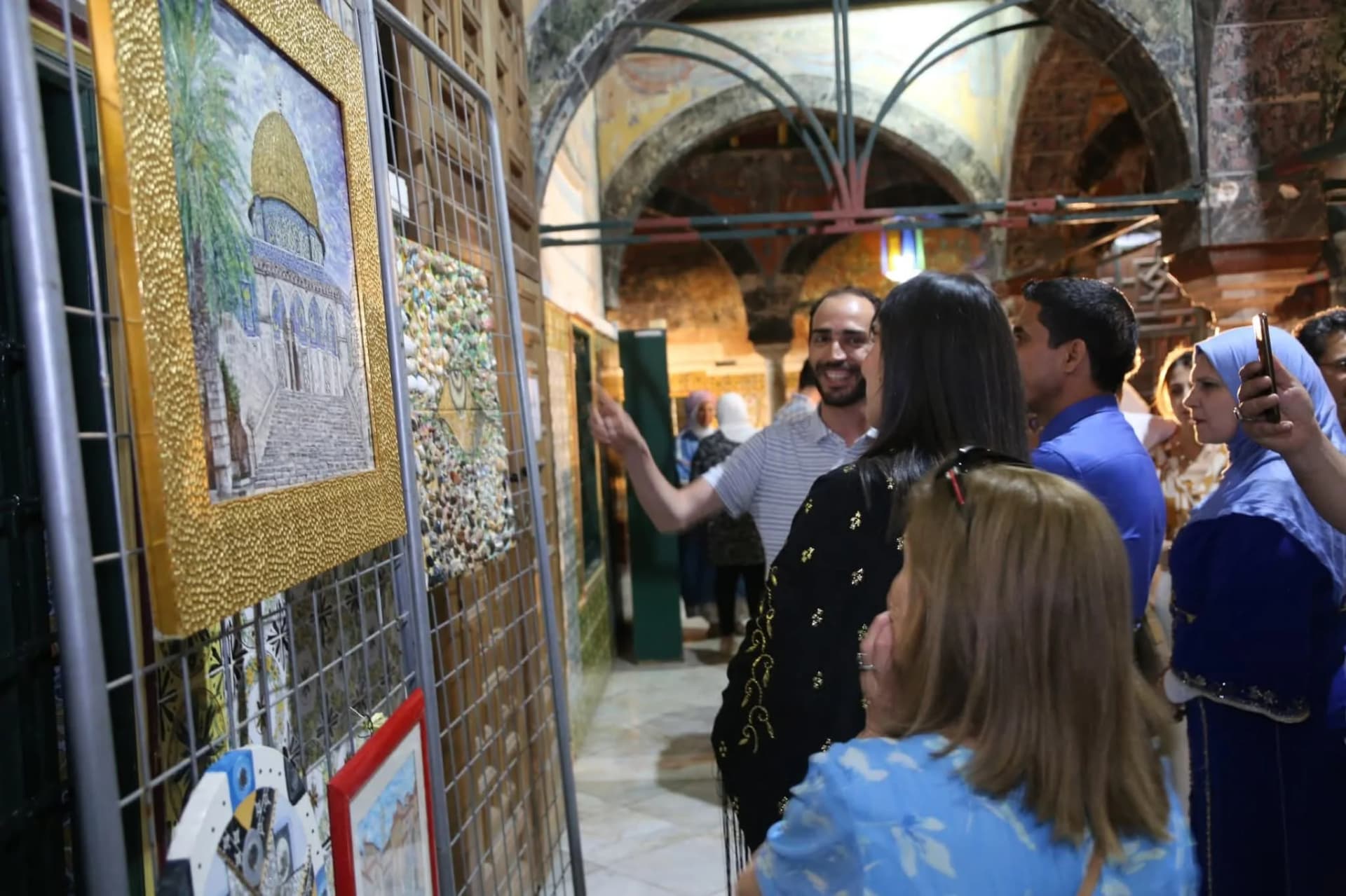 La ''Nuit des musées'', une manifestation culturelle organisée samedi au Musée public national des arts traditionnels et des expressions culturelles (Palais Ahmed Bey) de Constantine, a suscité un engouement du public, qui a pu découvrir les différentes activités culturelles et artistiques inscrites au programme de cette manifestation, dédiée au patrimoine.