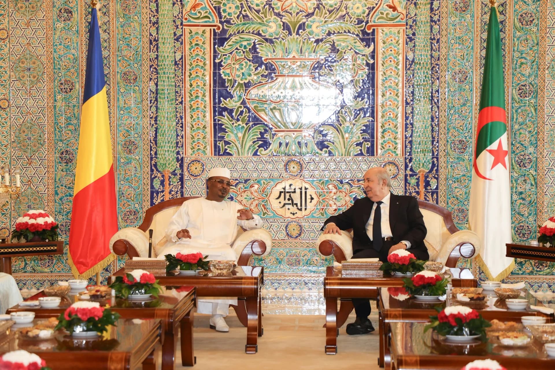 Le président de la République s'entretient avec son homologue tchadien au salon d'honneur de l'aéroport international d'Alger