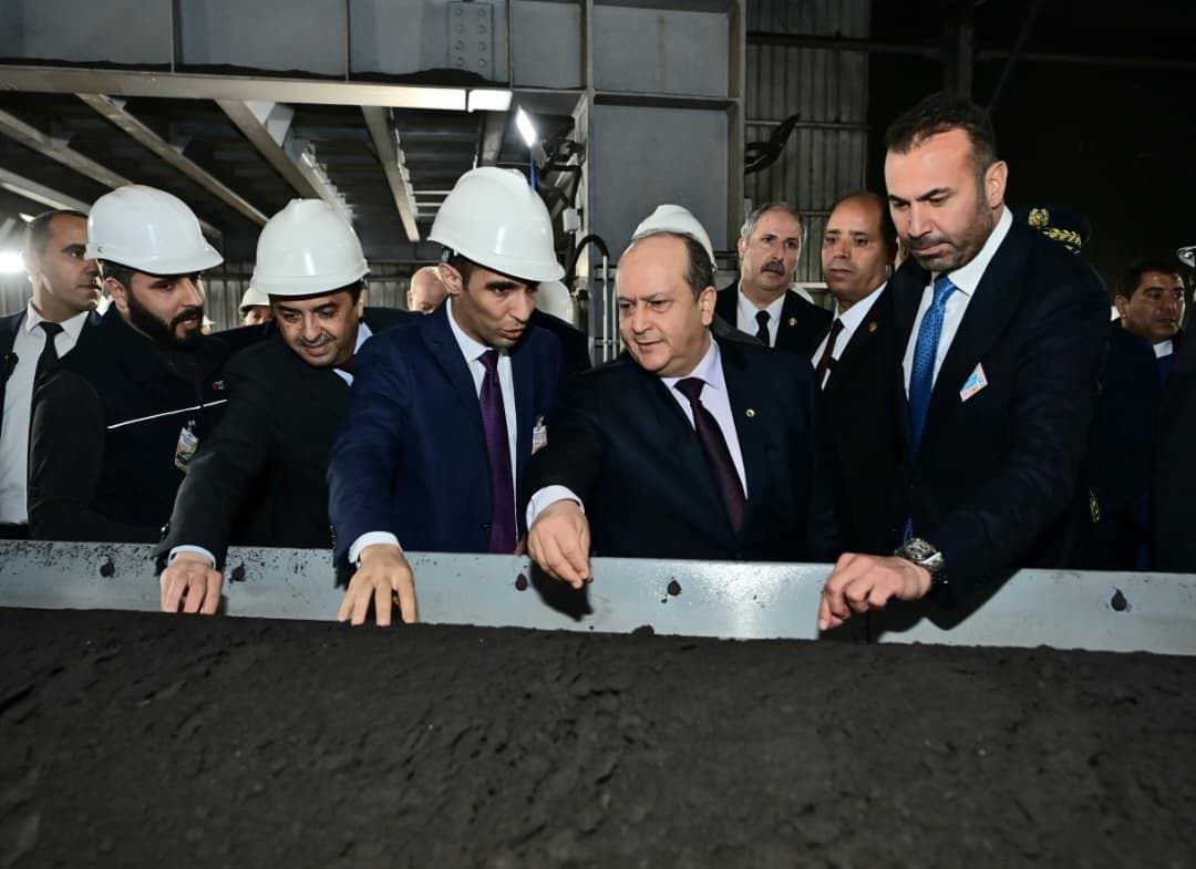 Le Premier ministre supervise l’arrivée et le déchargement des premières cargaisons de minerai de fer extraites de la mine de Gara Djebilet