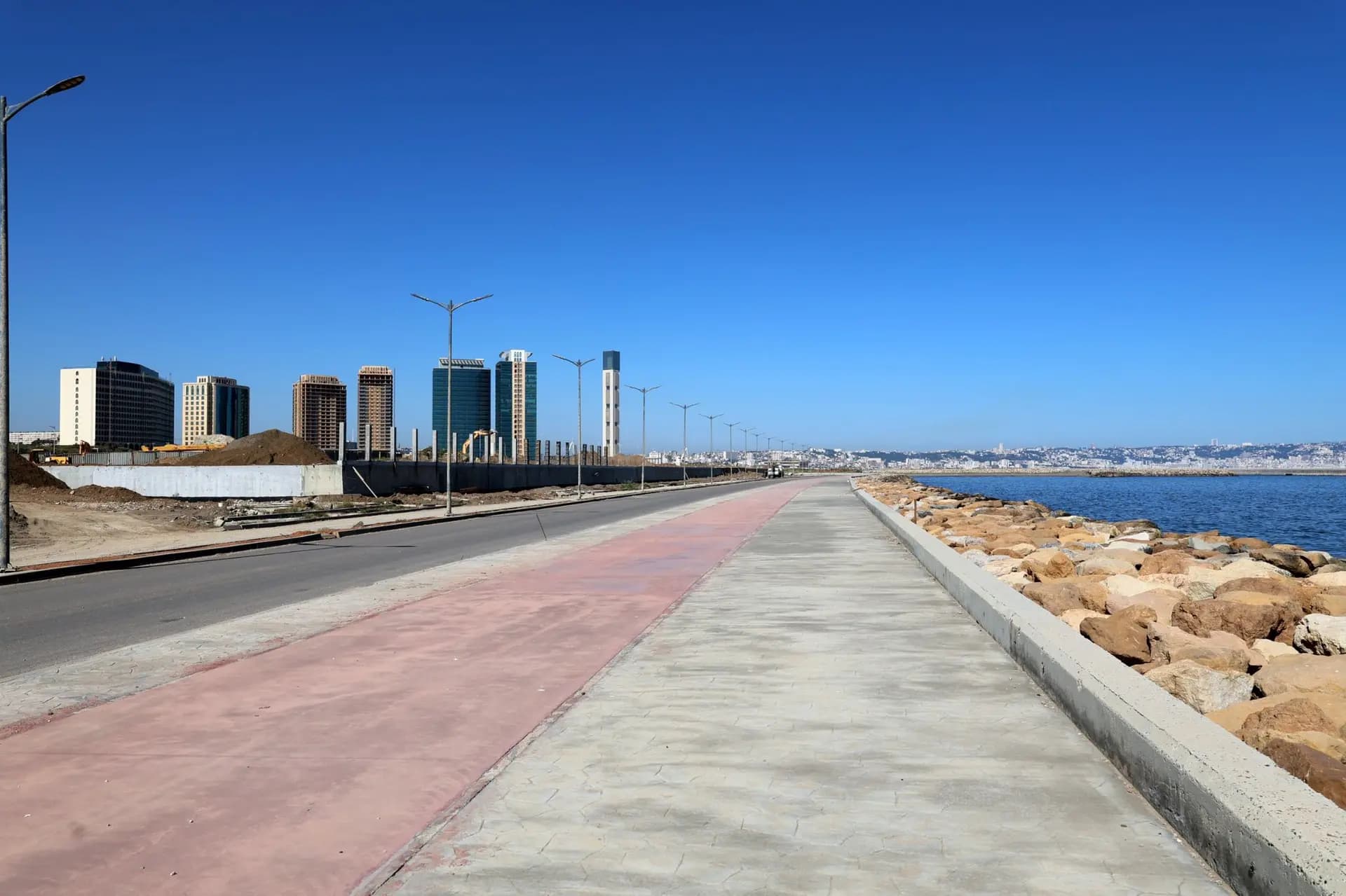 Rabehi inspecte le projet de réalisation de la route côtière touristique