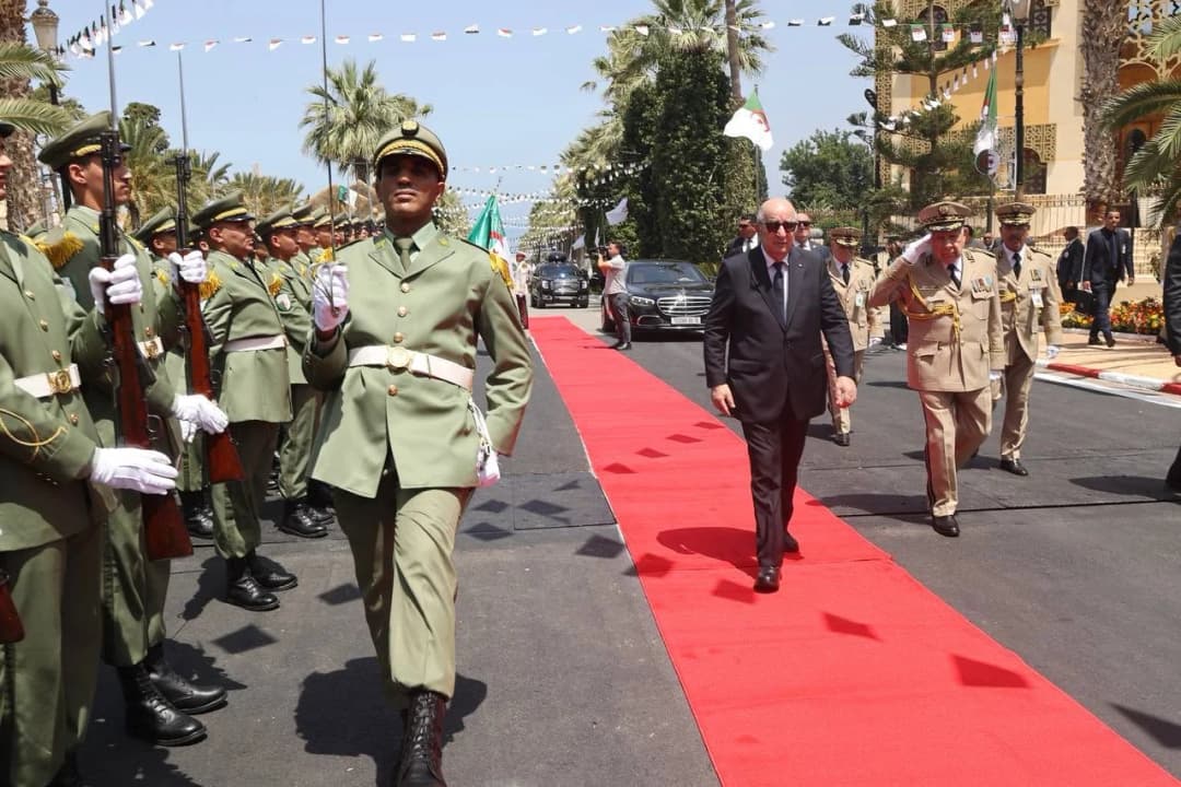 Arrivée du président de la République Abdelmadjid Tebboune à  l'Académie militaire de Cherchell pour présider la cérémonie annuelle de sortie de promotions.