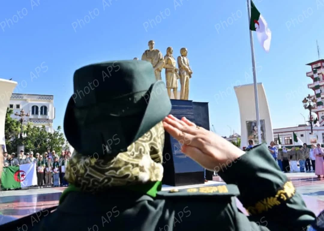 Levée des couleurs nationales à la Place de la Résistance à Alger centre