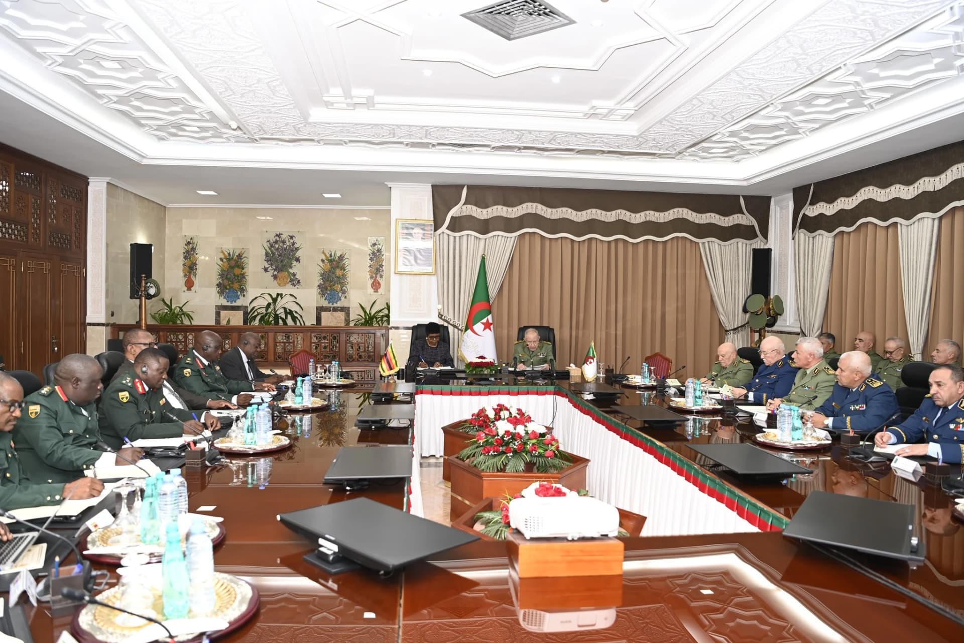 Le Général d'Armée Saïd Chanegriha reçoit en audience la ministre de la Défense et des anciens Combattants du Zimbabwe