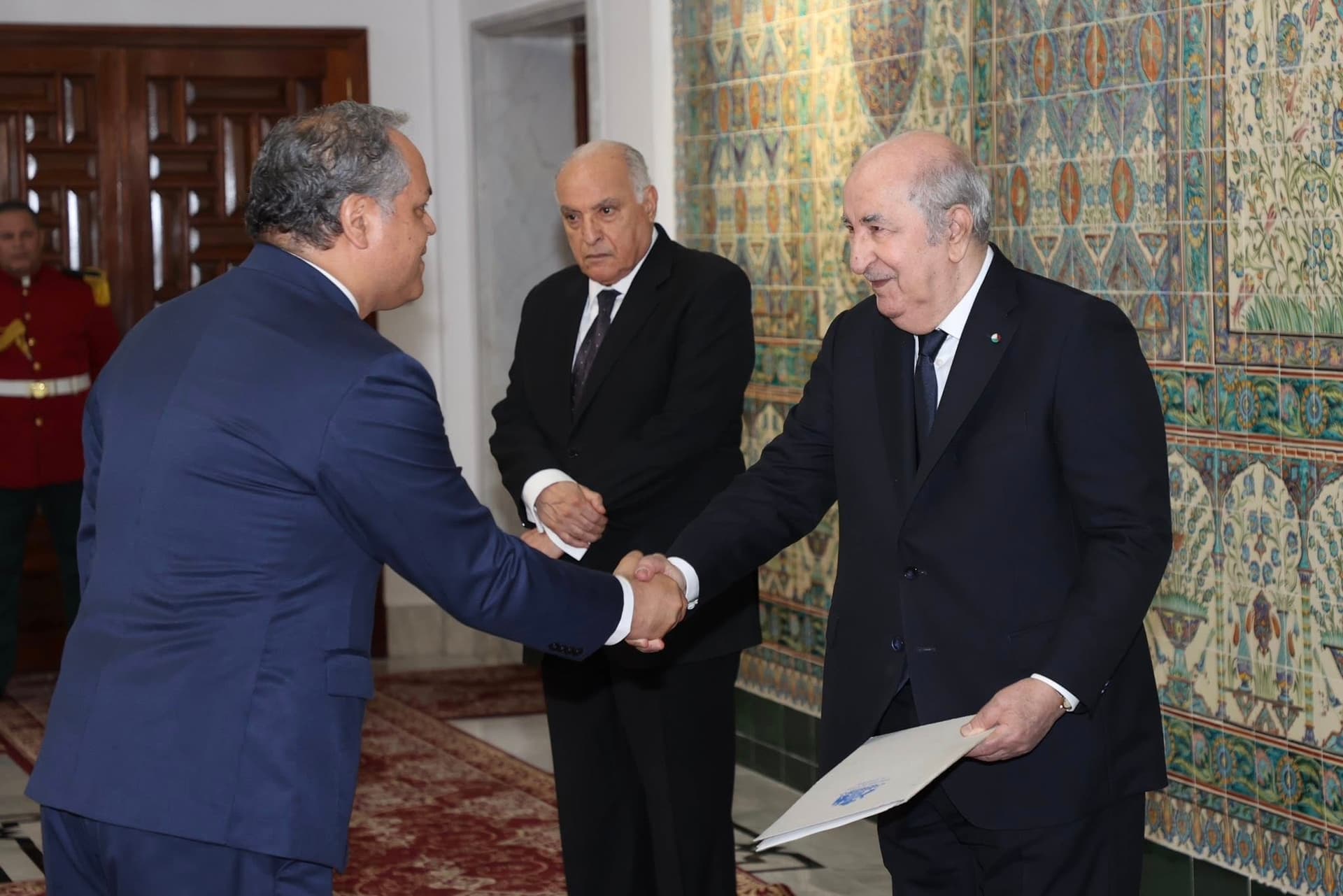 Le président de la République reçoit les lettres de créance de cinq  nouveaux ambassadeurs | Algérie Presse Service