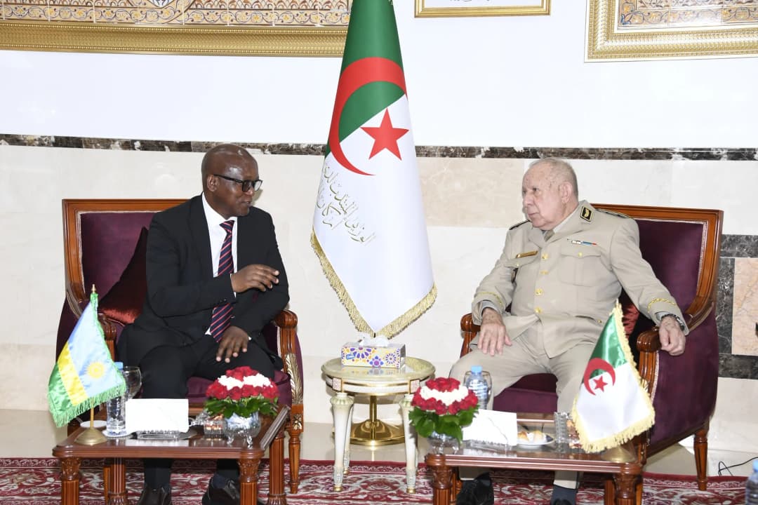 Le Général d'Armée Saïd Chanegriha reçoit le ministre rwandais de la Défense.