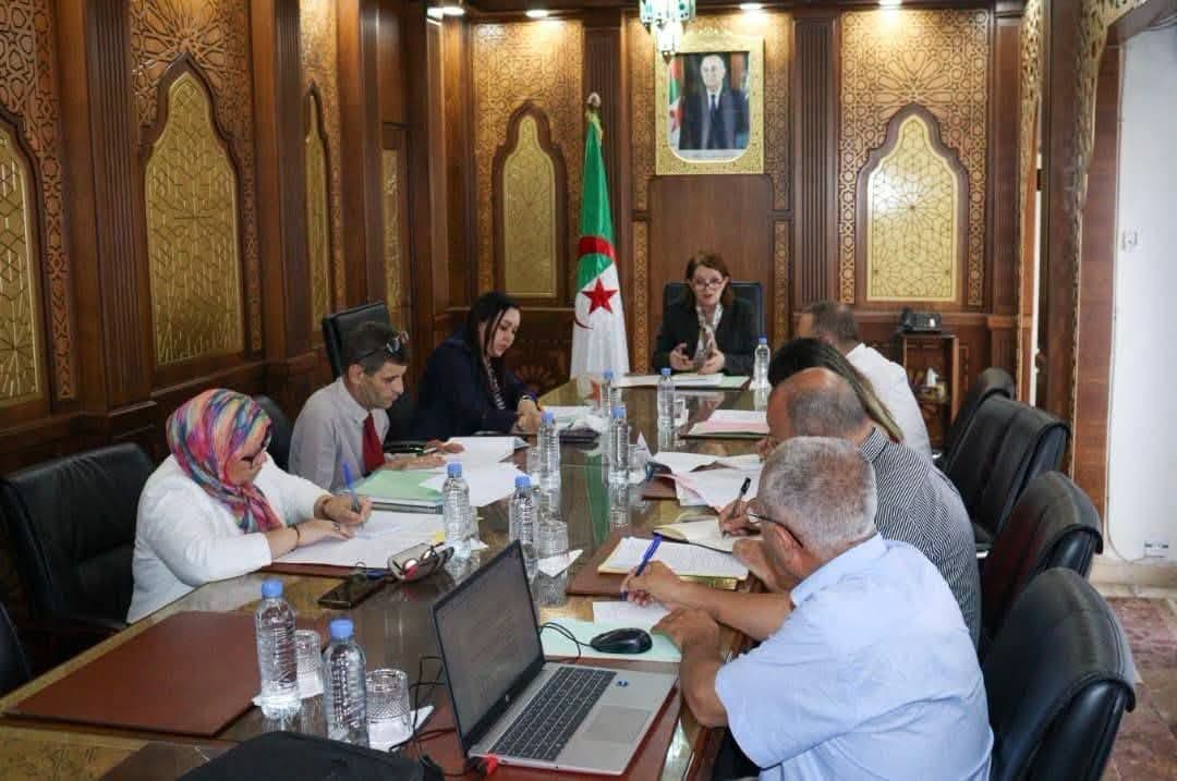 Meddahi préside une réunion d'évaluation du foncier économique destiné à l'investissement