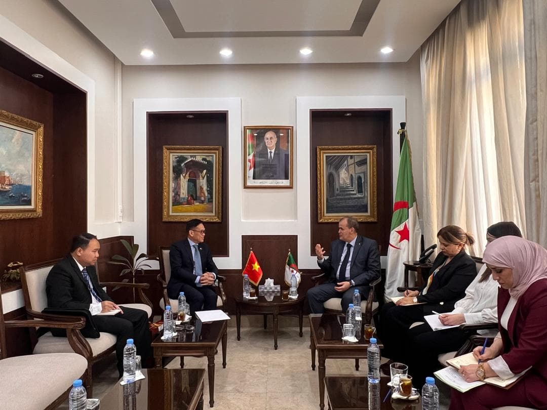 Rezig examine avec l'ambassadeur vietnamien les moyens de renforcer la coopération commerciale entre les deux pays