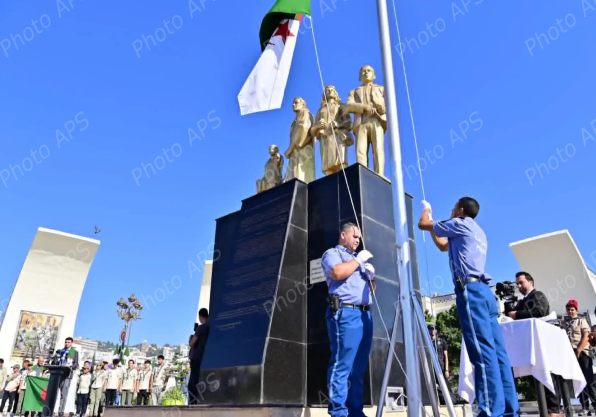 Levée des couleurs nationales à la Place de la Résistance à Alger centre
