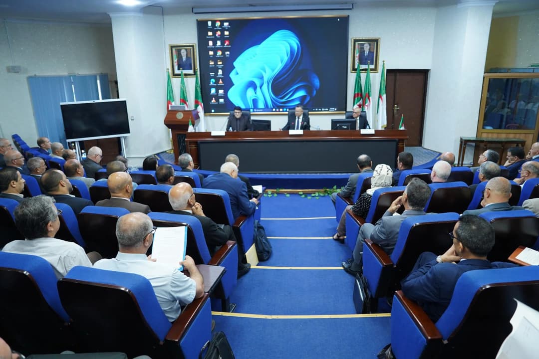 e ministre de l'Enseignement supérieur et de la Recherche scientifique, Kamel Baddari, a présidé, samedi à Alger, une réunion de coordination avec les directeurs des établissements universitaires et des écoles normales supérieures (ENS), en prévision de la prochaine année universitaire.
