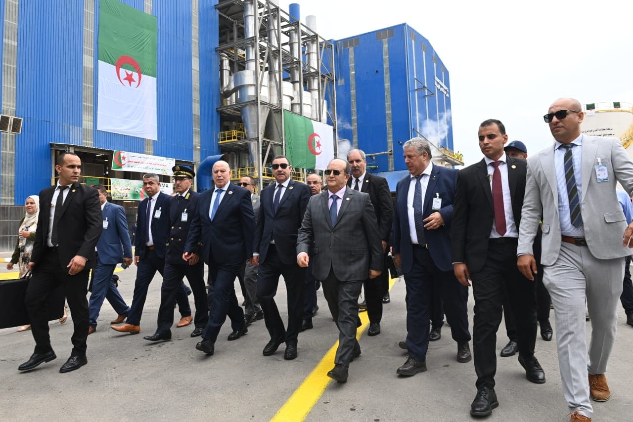 Le Premier ministre inspecte les travaux de la 2e tranche du projet du terminal à conteneurs au port de Djen Djen