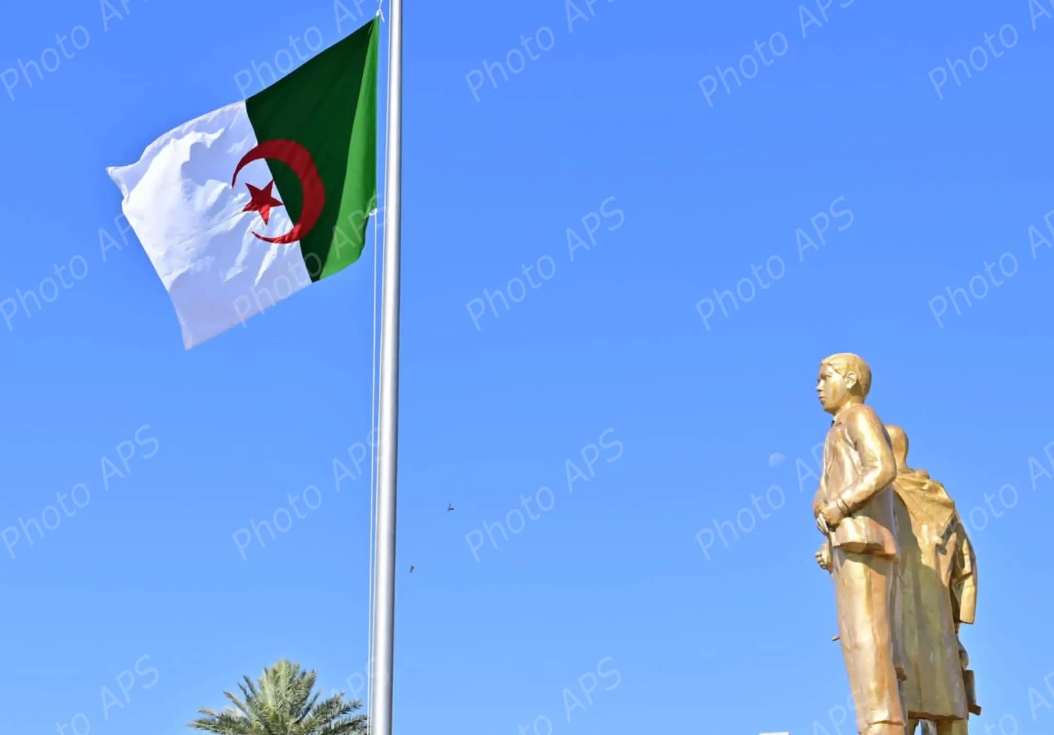 Levée des couleurs nationales à la Place de la Résistance à Alger centre
