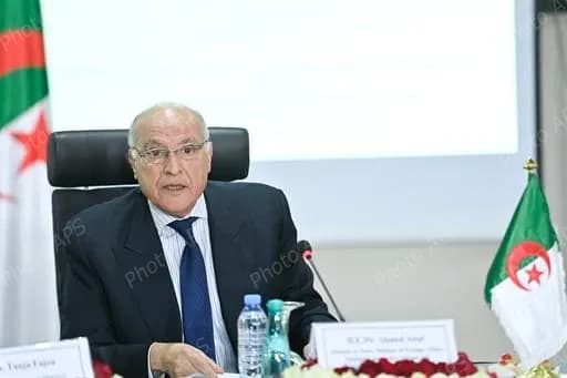  Le ministre d'Etat, ministre des Affaires étrangères, de la Communauté nationale à l'étranger et des Affaires africaines, M. Ahmed Attaf, a affirmé, mardi soir, que la création et l'activation de la Commission intergouvernementale algéro-slovène marquaient le parachèvement du socle institutionnel des relations bilatérales, soulignant la volonté commune de renforcer les relations de coopération et de partenariat entre les deux pays.