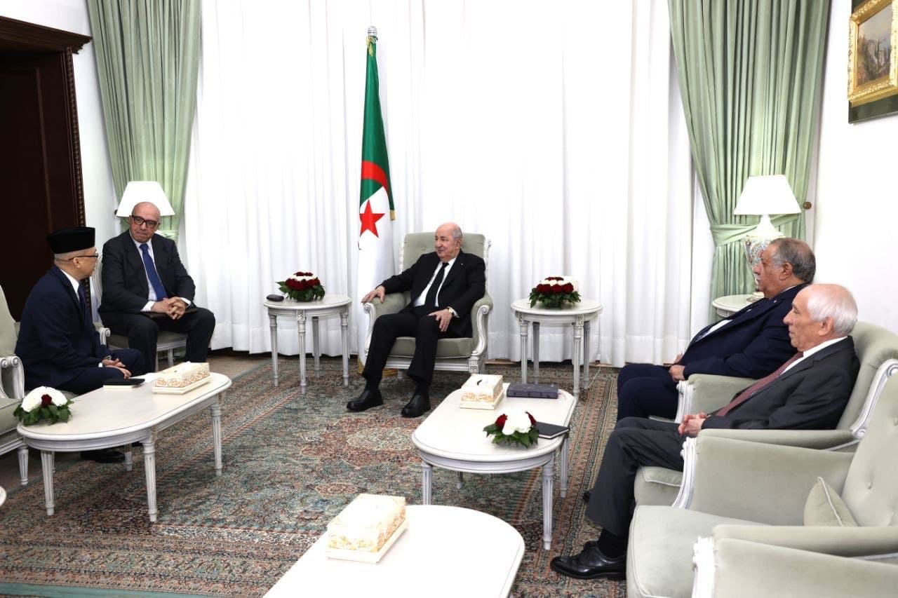 Le président de la République reçoit l'ambassadeur de la République d'Indonésie en Algérie
