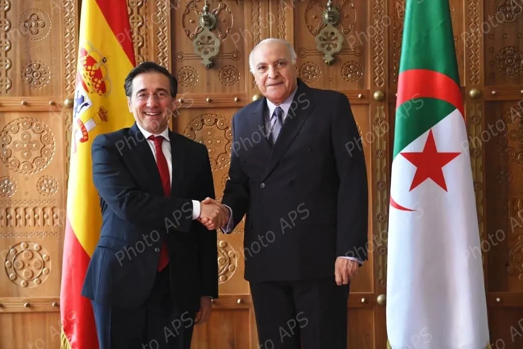 M. Attaf reçoit son homologue espagnol