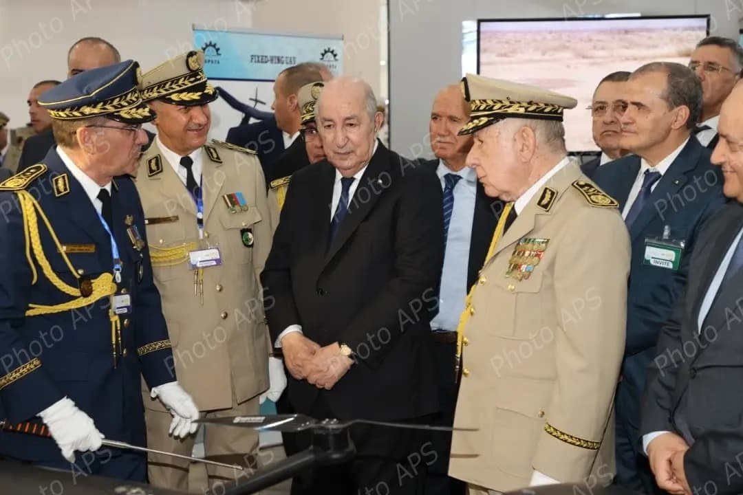 le président de la République visite plusieurs stands d'entreprises algériennes et étrangères