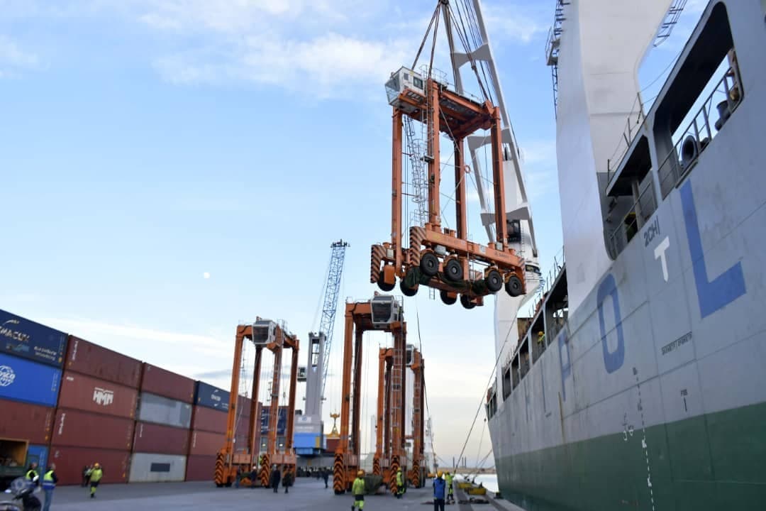 Transport maritime: l’EPAL réceptionne de nouveaux engins de manutention des conteneurs