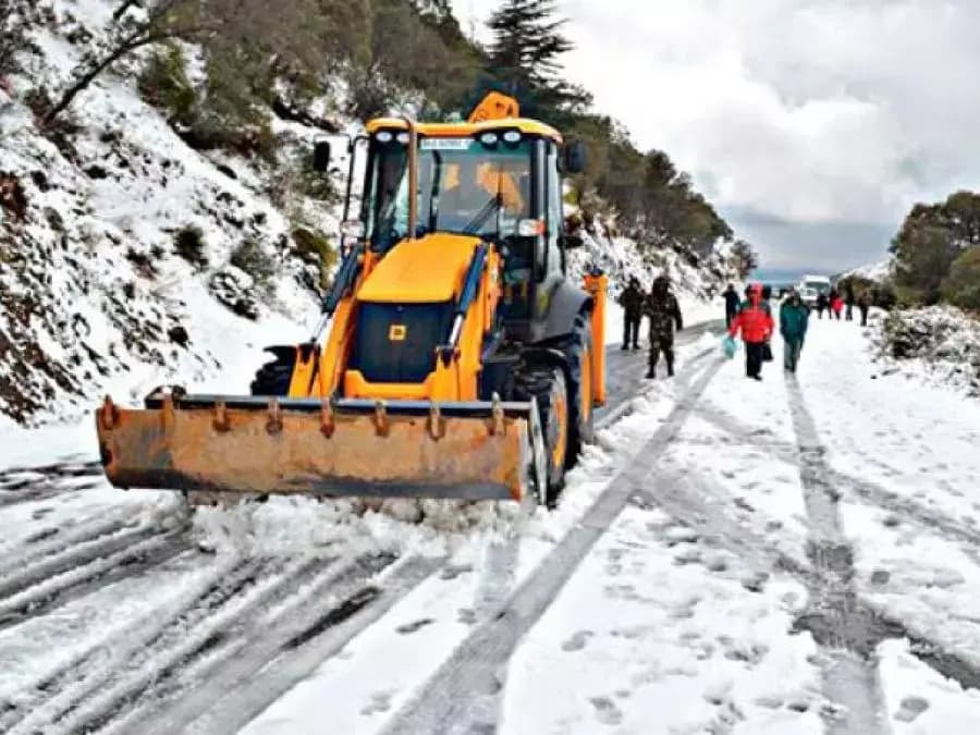 Plusieurs routes coupées en raison de l'accumulation de la neige dans les wilayas de Bouira et Tizi-Ouzou
