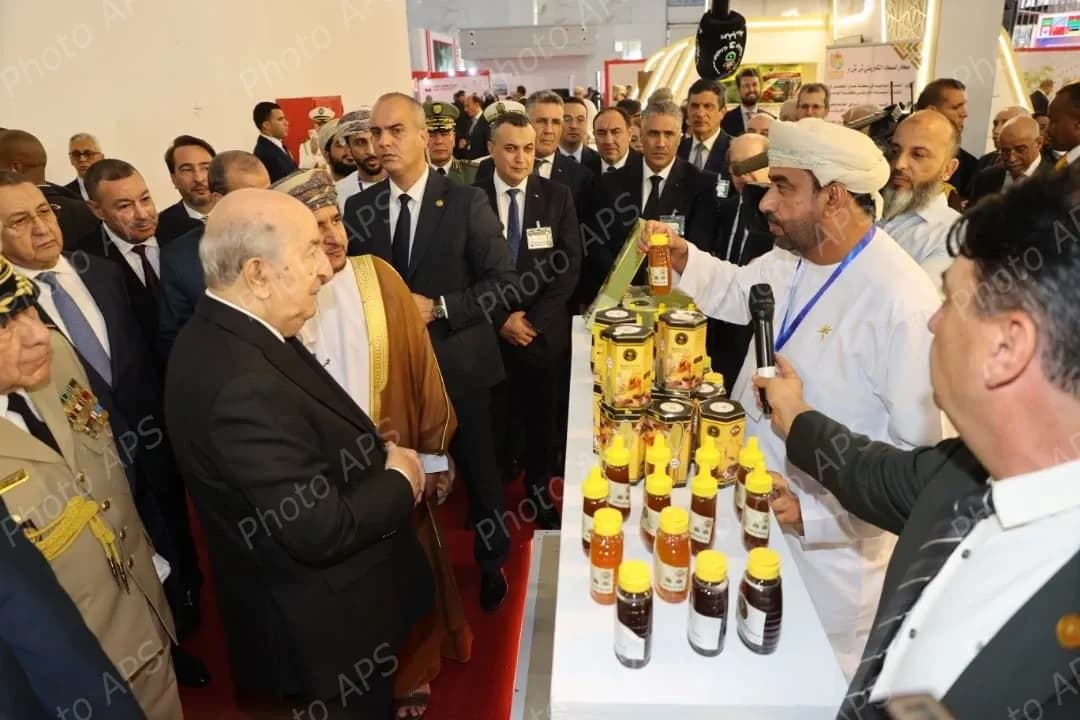 le président de la République visite plusieurs stands d'entreprises algériennes et étrangères
