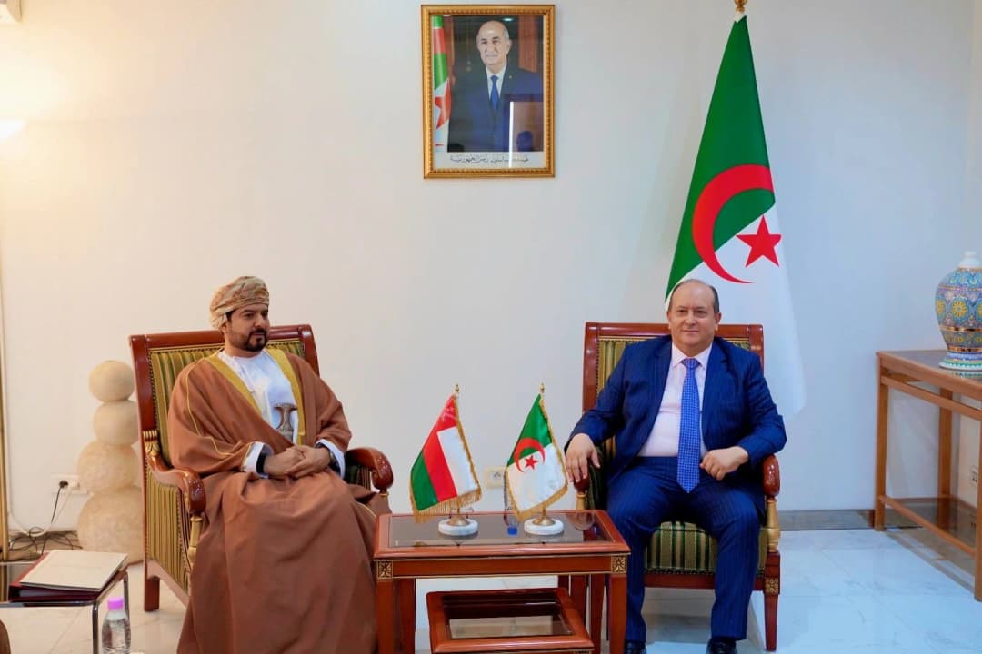 Le ministre de l'Industrie, Sifi Ghrieb a reçu, dimanche, le ministre omanais du Commerce, de l'Industrie et de la Promotion des investissements, Qais Bin Mohammed Al Youcef, avec lequel il a convenu d'un ensemble de mesures visant à promouvoir le rythme des partenariats industriels entre les entreprises des deux pays.