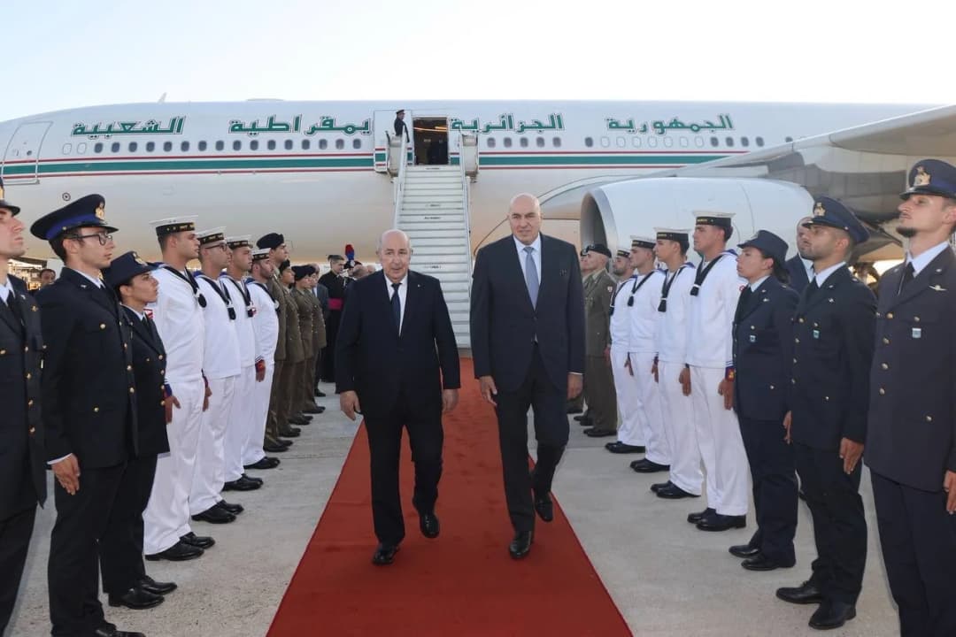 Arrivée à l'Aéroport international de Rome Fiumicino pour une visite officielle a l'occasion de la 5e session du Sommet intergouvernemental algéro-italien de haut niveau.