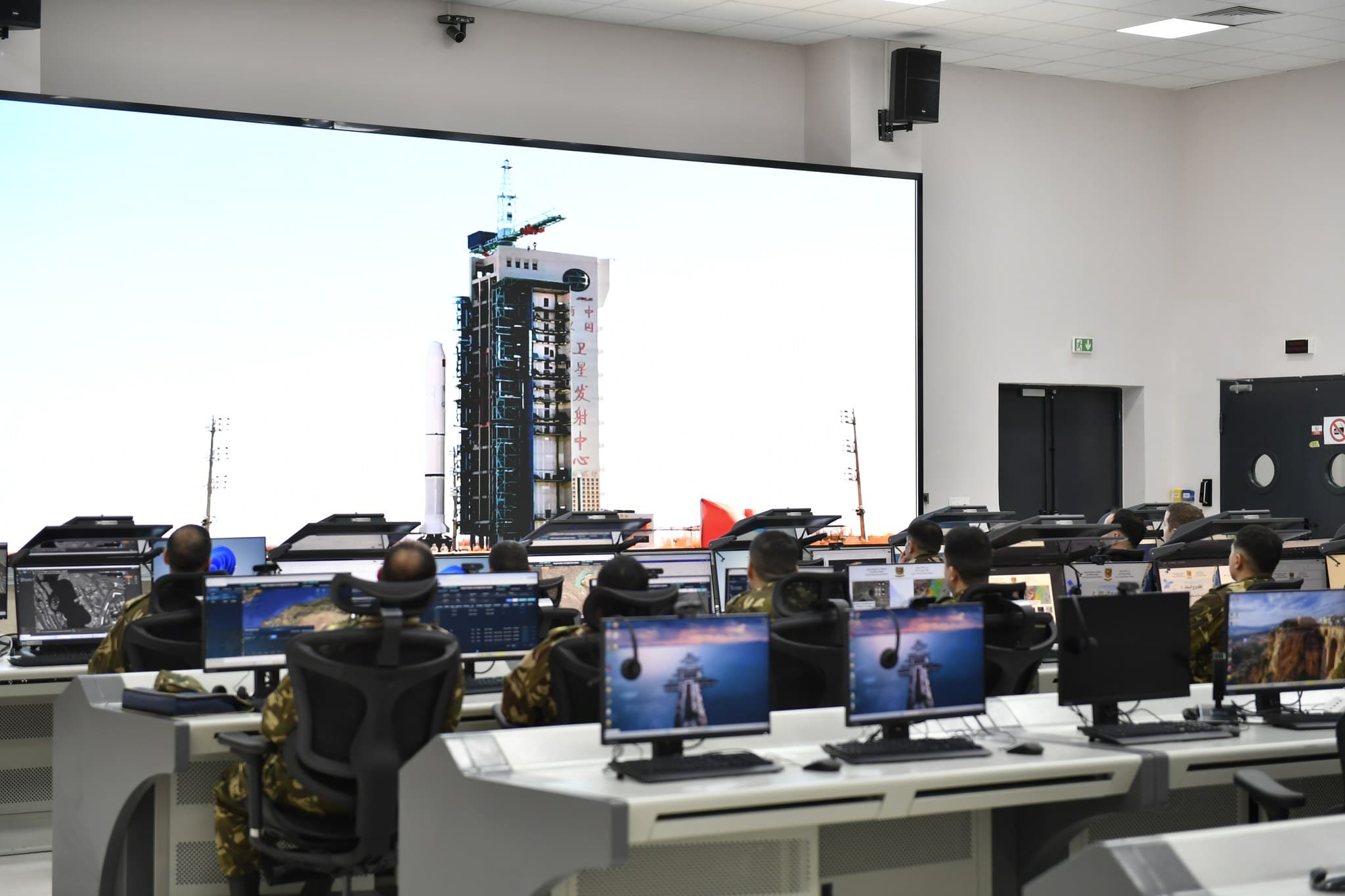 Le Général d’Armée, Saïd Chanegriha, supervise l'opération de lancement du satellite "Alsat-3A"   