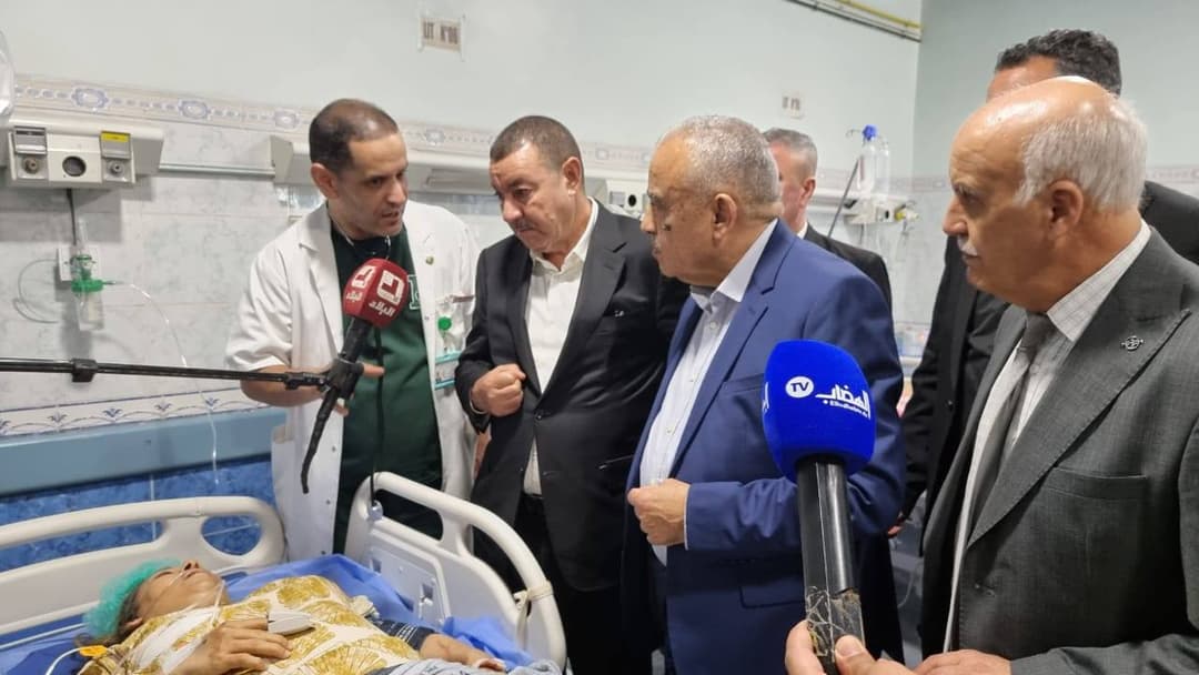 Le ministre des Transports Saïd Sayoud au chevet des victimes blessés de accident de la circulation mortel survenu sur la route nationale N 47 dans la wilaya d'El-Bayadh.