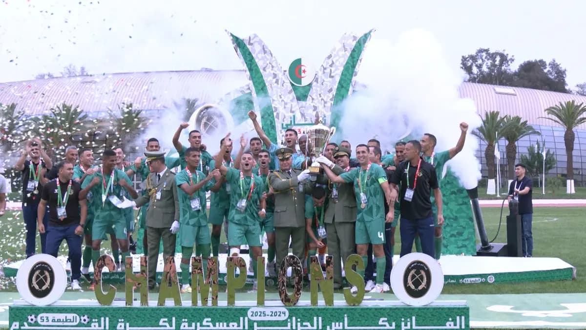 Le président de la République remet la coupe d’Algérie militaire à l’équipe de la Garde républicaine